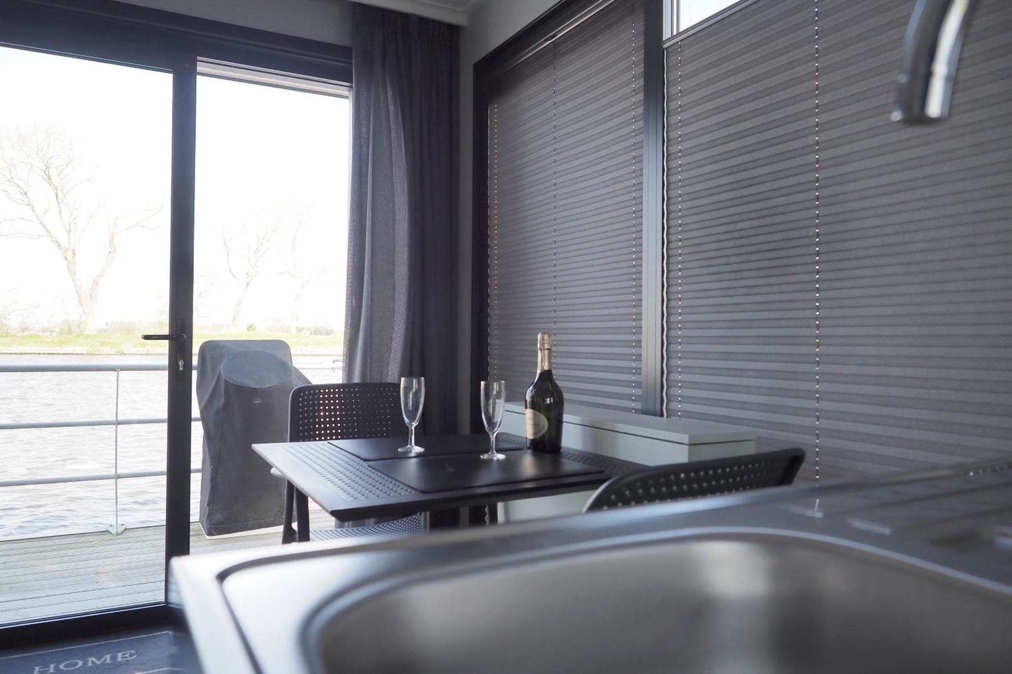 Houseboat Tiny Griffin Hotel Nieuwpoort Ngoại thất bức ảnh